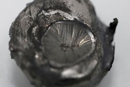 　中国によって厳しく管理されているレアアース（希土類）の代替供給元を求めるインドが、ミャンマーの有力な反政府勢力の協力を得てレアアースのサンプルを入手しようとしていることが分かった。写真はテルビウムのサンプル。パリで６月撮影（２０２５年　ロイター／Benoit Tessier）