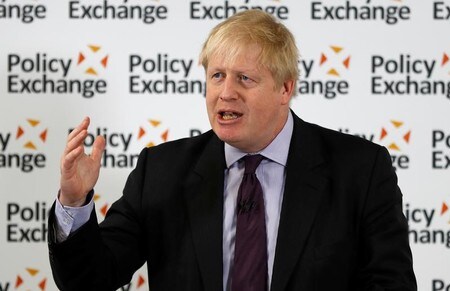　２月１４日、英国の欧州連合（ＥＵ）残留派の間でＥＵ離脱（ブレグジット）の経済的影響に対する懸念が強い中、ジョンソン外相は、懸念の緩和に向けた演説を行った。しかし、ＥＵ市場から離脱するハードブレグジットを目指す姿勢は崩さなかった。演説する同外相。ロンドン中心部で撮影（2018年　ロイター／Peter Nicholls）