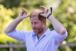 一時帰国したヘンリー王子一家とチャールズ国王の再会は「プライベート」の壁の向こう側
