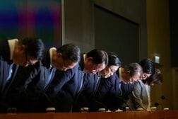 香港政府トップ、昨年11月の高層住宅火災巡り謝罪　改革を約束