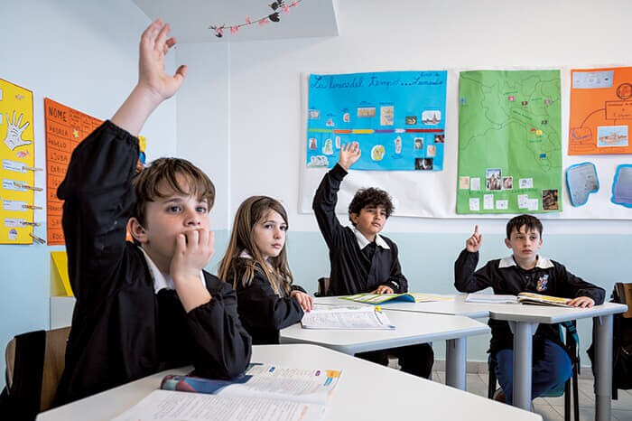 リグーリア州の孤立した自治体ベルナッツァの小学校。2～5年生の児童が学年混合クラスで学ぶ