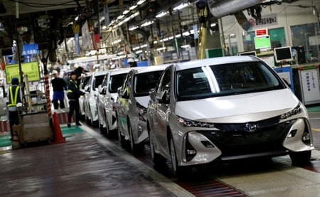 　１１月２８日、国内生産も全社がマイナスで、消費増税に伴う買い控えや台風による生産停止が響いた。写真はトヨタのプラグインハイブリッドの生産ライン。２０１７年１２月８日、愛知県豊田市で撮影（２０１９年　ロイター/Toru Hanai）