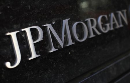 　４月１日、Ｓ＆Ｐグローバルは、米大手銀行ＪＰモルガン・チェースの格付け見通しを「安定的」から「ポジティブ」に引き上げた。写真は米ニューヨークで２０１３年９月撮影（２０２４　ロイター／Mike Segar）