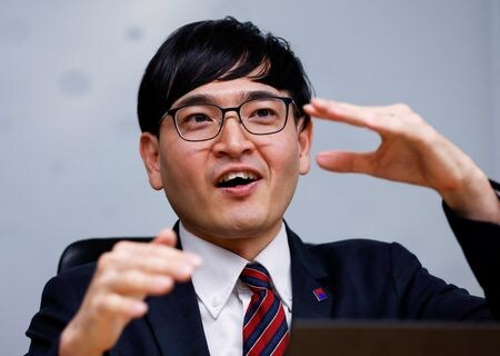 　三井松島ＨＤや富山第一銀行、住石ＨＤなど、保有銘柄の株価が軒並み上昇し、注目を集める元お笑い芸人の井村俊哉氏（３８）が２０２３年以降、個人投資家からファンド運営に活動の軸足を移す。昨年１２月、都内で撮影（２０２３年　ロイター/Issei Kato）