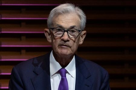 　米連邦準備理事会（ＦＲＢ）のパウエル議長を含む高官らは４月３日、利下げを開始する前にさらなる議論と経済指標の点検が必要との認識を改めて表明した。同日、カリフォルニア州スタンフォードで撮影（２０２４年　ロイター/Carlos Barria）