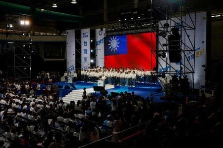 来年１月に行われる台湾総統選の立候補受付締め切りが２４日夕方に迫る中、最大野党の国民党と野党第２党の台湾民衆党の候補者一本化協議は依然まとまっていない。写真は、２０２３年７月２３日に台湾・新北市で開かれた国民党の総会の様子。（２０２３年　ロイター／Ann Wang）