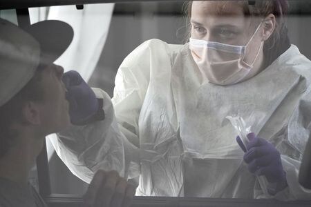 １０月２１日、ロイターの分析によると、米国の新型コロナウイルス感染症による１日当たりの死者数は６州で過去最多を記録した。ウィスコンシン州の医療機関で１８日、検体を採取する看護師（２０２０年　ロイター/Bing Guan）