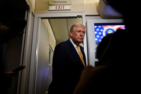 　トランプ米大統領（写真）は１７日、メキシコとコロンビアにおける麻薬カルテルと麻薬製造に対する積極的な行動を支持すると述べた。写真はエアフォースワン内で１４日に撮影（２０２５年　ロイター/Annabelle Gordon）