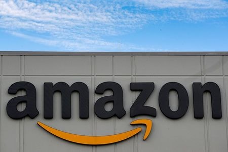 　１１月１５日、米ネット通販大手アマゾン・ドット・コムはオンライン診療サービス「アマゾンケア」を米国内でホテル大手ヒルトンに提供する契約を結んだと発表した。写真はアマゾンのロゴ。ニューヨークで昨年１１月撮影（２０２１年　ロイター／Brendan McDermid.）