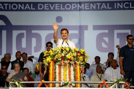 　３月３１日、インドで総選挙直前に野党連合の有力政治家が逮捕された問題で、野党各党が結集してモディ政権に対する抗議集会を開催した。写真はラフル・ガンジー氏。ニューデリーで撮影（２０２４年　ロイター/Sharafat Ali）