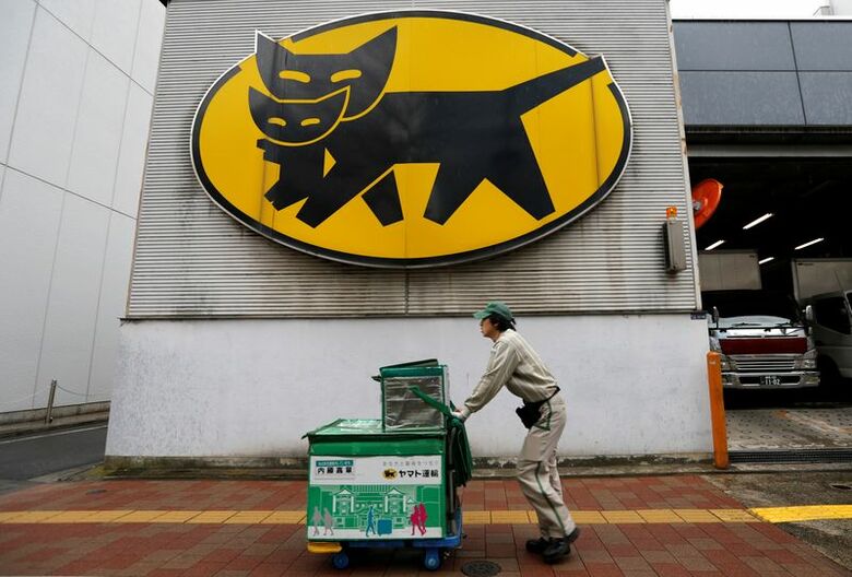 ヤマト運輸のロゴと配送員。２０１７年２月、都内で撮影。REUTERS/Toru Hanai