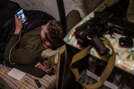 ウクライナ国家安全保障・国防会議は２０日、国家当局者や兵士などによる対話アプリ「テレグラム」の使用を禁止すると発表した。２０２３年５月撮影（２０２４年　ロイター/Yevhenii Zavhorodnii）