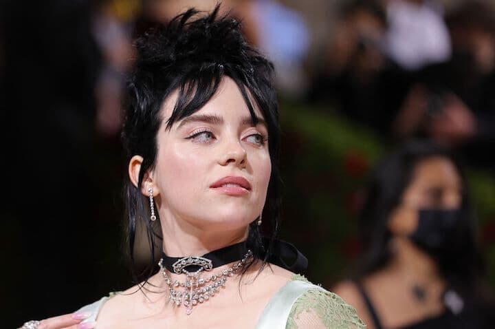 2022 Met Galaに現れた胸元強調ドレス　REUTERS/Andrew Kelly