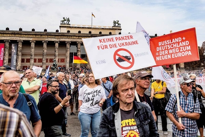 ベルリンの極右集会で「ロシアとの連帯」や「ウクライナ支援反対」を訴える人々（2023年10月）　NICHOLAS MULLERｰ SOPA IMAGESｰSIPA USAｰREUTERS