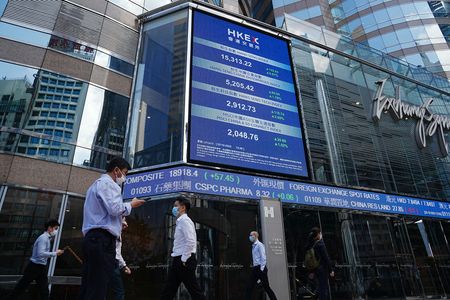 中国の投資信託が相次いで自社の株式商品を購入している。激しい資金流出や景気低迷に見舞われている株式市場に安定化の兆しが出てきた。香港の株価ボード、昨年１０月撮影。（２０２３年　ロイター/Lam Yik/File Photo）
