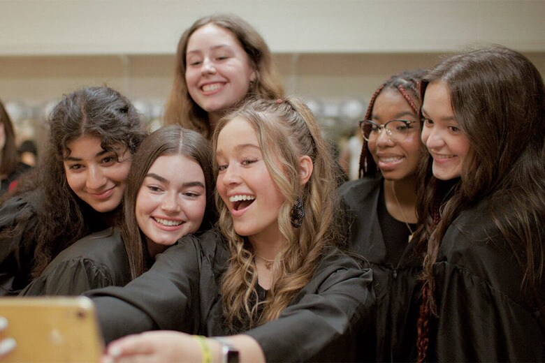 女子高生たちは模擬選挙や模擬裁判で自らの考えをアピールするが……　APPLE TV+-SLATE