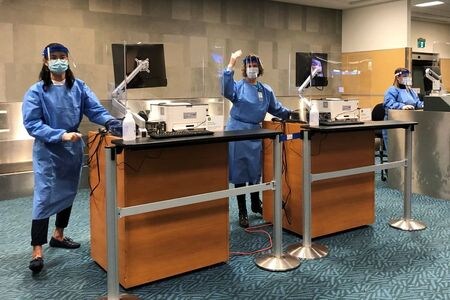 カナダのバンクーバー国際空港のメインターミナルで発砲事件があり、少なくとも１人が死亡した。写真は、同空港で海外からの到着客について新型コロナウイルスの検疫を行う現場。２０２１年２月２１日に撮影。（２０２１年　ロイター／CBSA/Handout via REUTERS）