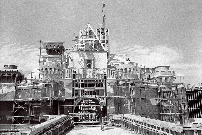 建設中のディズニーランド内を歩くウォルト・ディズニー（1955年4月、アナハイム）　AP/AFLO