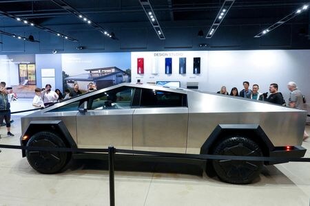 　１２月１日、米電気自動車（ＥＶ）大手テスラがこのほど納車を始めた新型ピックアップトラック「サイバートラック」は、想定されていたより高価かつ走行距離が短く、失望感を誘われた人もいた。一方で、近未来的な外観やスポーツ用多目的車（ＳＵＶ）のような乗り心地から魅了されるファンもいるようだ。写真はサイバートラック。カリフォルニア州サンディエゴで１１月撮影（２０２３年　ロイター／Mike Blake）