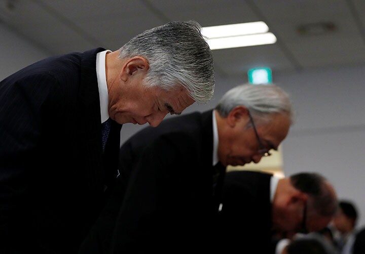 東レの子会社でもタイヤ部品の製品データ改ざんが発覚した（会見で陳謝する東レの経営陣）　Issei Kato-REUTERS