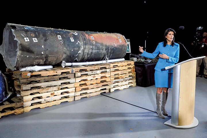 サウジアラビアに撃ち込まれたイラン製とされるミサイルを公開したヘイリー米国連大使　Yuri Gripas-REUTERS