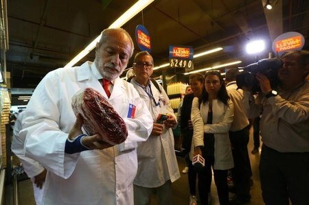 　３月２５日、中国当局は、ブラジルの食肉不正疑惑を受けて決めた禁輸措置を解除すると発表した。これに先立ち、ブラジル側は疑惑を巡る捜査の詳細を明らかにしていた。写真はチリ・サンチアゴでブラジルからの輸入肉を検査するチリ政府公衆衛生検査官。２３日撮影（２０１７年　ロイター／Ivan Alvardo）