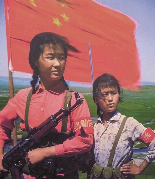 文革当時の内モンゴルでは女性も国境警備をする兵士に（1969年）UNIVERSAL HISTORY ARCHIVE／GETTY IMAGES