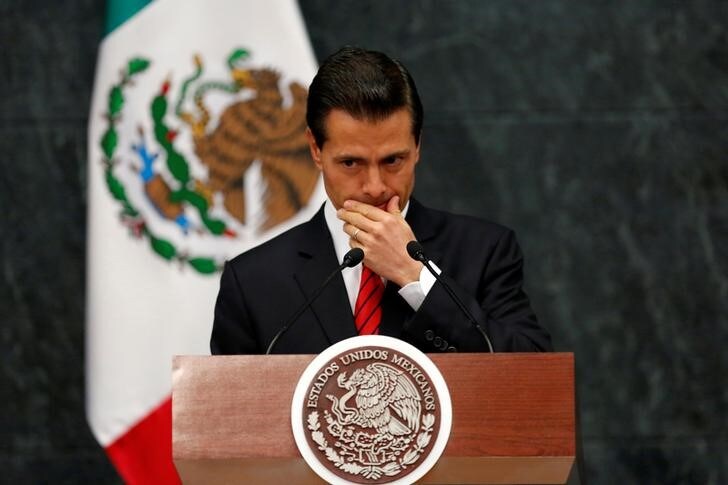 １１月９日、メキシコのペニャニエト大統領（写真）は、米大統領選に勝利したドナルド・トランプ氏に祝辞を送り、就任前に会談することで合意したと明らかにした。メキシコ市で撮影（２０１６年　ロイター/Carlos Jasso）