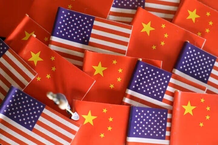 １０月２３日、米政府はトランプ政権１期目の２０２０年に署名された米中通商合意について、中国側の順守状況を調査する準備を進めている。写真は米中の国旗のイメージ、２０２４年１１月撮影（２０２５年　ロイター/Florence Lo）