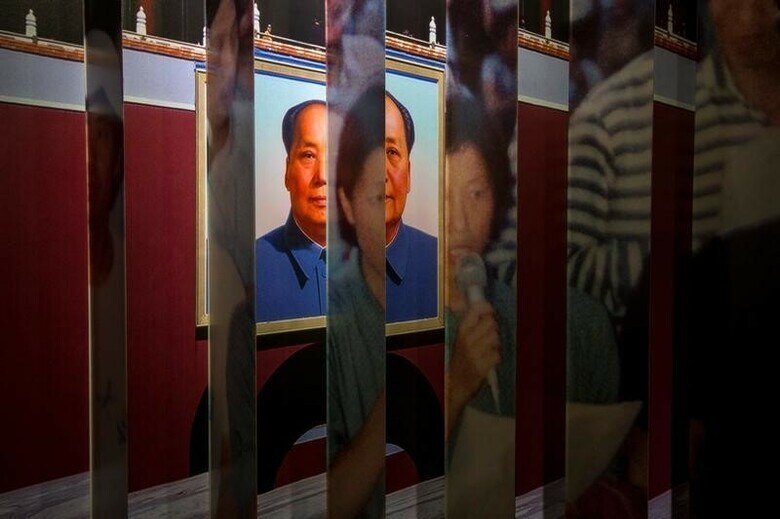 ９月２０日、中国政府は汚職取り締まりの一環で、中国で汚職に関与し、国外に逃亡した当局者の不正に取得した資産を回収する取り組みを海外で強化する。写真は香港・尖沙咀にある美術館に展示されている故・毛沢東首席と天安門事件の首謀格学生のポートレイト。２０１４年４月撮影（２０１６年　ロイター／Tyrone Siu）