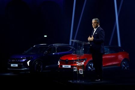 　欧州自動車工業会（ＡＣＥＡ）は２９日、欧州連合（ＥＵ）域内の２０２４年の新車販売台数について、伸び率が今年の予想である１２％から２．５％に減速するとの見通しを示した。写真は仏自動車大手ルノーの最高経営責任者（ＣＥＯ）を務めるＡＣＥＡのルカ・デメオ会長。パリで１５日撮影（２０２３年　ロイター/Gonzalo Fuentes）