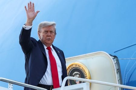 　トランプ米大統領は１５日、大統領専用機でワシントンを出発し、米ロ首脳会談が開催されるアラスカ州アンカレジに向かった。写真はワシントン郊外のアンドルーズ空軍基地で専用機に登場するトランプ大統領（２０２５年　ロイター／Kevin Lamarque）