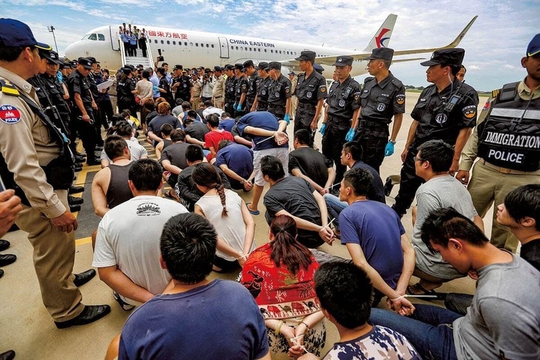 特殊詐欺に関わったとしてプノンペン国際空港から中国に送還される中国人と台湾人の容疑者（2016年）　SAMRANG PRINGｰREUTERS