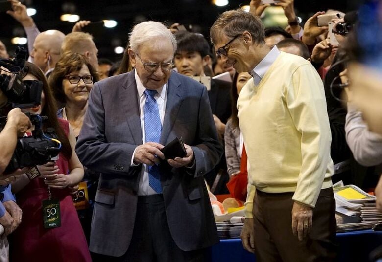 写真はウォーレン・バフェット氏とマイクロソフトのビル・ゲイツ氏。2015年5月、ネブラスカ州オマハで撮影。REUTERS/Rick Wilking