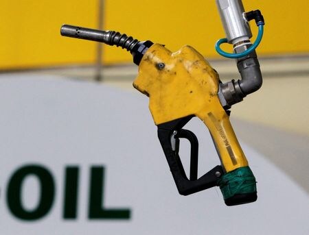 アジア時間の原油先物は反発。前日は、国際エネルギー機関（ＩＥＡ）が石油備蓄放出で合意したことを受け、５％超下げて３週間ぶり安値を付けていた。写真は２０１１年６月、韓国のソウルで撮影（２０２２年　ロイター/Jo Yong-Hak）