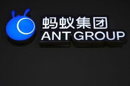 　中国の電子商取引大手、アリババ・グループ傘下の金融会社アント・グループは、創業者の馬雲（ジャック・マー）氏が保有株を売却し、経営権を手放すことにつながる選択肢を検討している。写真はアントのロゴ。浙江省で２０２０年１１月撮影（２０２１年　ロイター/Aly Song）