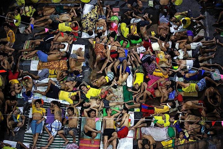 折り重なるようにして露天で就寝させられるフィリピン・マニラの受刑者たち　Damir Sagolj - REUTERS