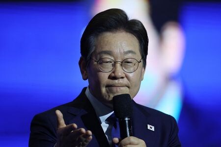 　韓国の最高裁判所は２９日、最大野党「共に民主党」の大統領選候補、李在明氏の公職選挙法違反事件の上告審判決を５月１日に言い渡すと発表した。高陽市で２７日撮影（２０２５年　ロイター／Kim Hong-Ji）