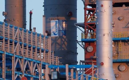 ロシア政府は２５日、プーチン大統領が国営ガス会社のガスプロムに対し、欧州向け天然ガス輸出の代金をルーブルで受け取るよう命じた上で、４日以内に決済システムを構築するよう要求した。２０１９年１１月撮影（２０２２年　ロイター/Maxim Shemetov.）