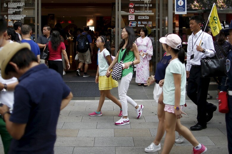 中国の株価暴落後も「爆買い」は健在だった（今年8月、銀座）　Issei Kato-REUTERS