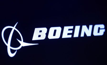 　１１月６日、米航空機大手ボーイング<BA.N>は、同社の旅客機「７３７ＭＡＸ」の墜落事故で乗組員が直面したようなリスクの軽減に向けた長期的取り組みの一環として、業界全体のパイロット開発プログラムに約１０億ドルの初期投資を行う計画。写真はニューヨーク証券取引所で３月１１日撮影（２０１９年　ロイター/Brendan McDermid）
