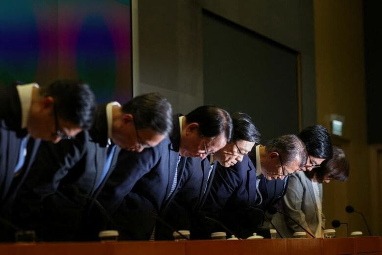 会見で謝罪する香港の李家超行政長官ら当局者。10月29日、香港で撮影。REUTERS/Tyrone Siu