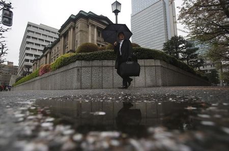 　５月１２日、日銀が公表した量的・質的金融緩和（ＱＱＥ）の検証レポートのなかで「マネタリーベース」に言及しなかったことが、波紋を呼んでいる。写真は日銀本店。４月撮影（２０１５年　ロイター/Yuya Shino）