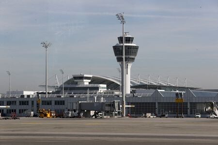 ドイツのミュンヘン空港は３日早朝、前日夜に複数のドローン（無人機）が目撃されたため、航空管制業務を一時停止したと発表した。写真は２０２３年２月、ミュンヘン空港で撮影（２０２５年　ロイター/Leonhard Simon）