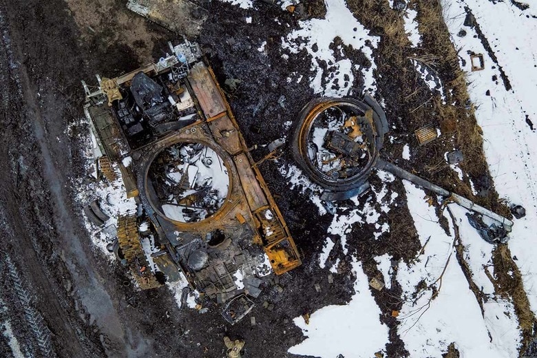 ウクライナ北東部の路上に放置されたロシア軍の戦車の残骸（昨年3月）　PRESS SERVICE OF THE UKRAINIAN GROUND FORCESｰREUTERS