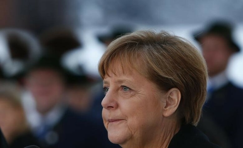 １月２０日、世論調査でメルケル独首相（写真）の支持率が一段と低下していることが分かった。写真はミュンヘン付近で同日撮影（２０１６年　ロイター／Michaela Rehle）