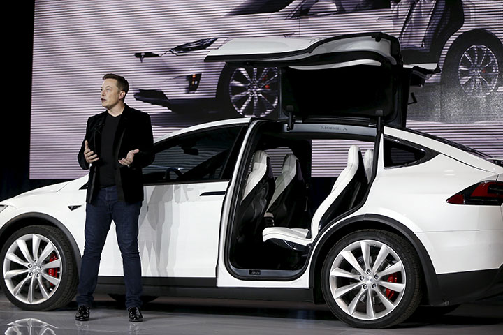 SUVモデルXを紹介するテスラ創業者イーロン・マスク。目下の課題は生産能力の拡大だ Stephen Lam -REUTERS