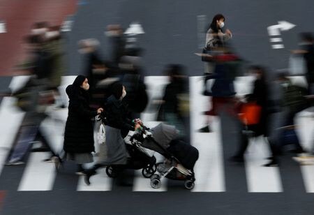 　２月７日、内閣府が公表した１２月の景気動向指数（速報値、２０１５年＝１００）は、指標となる一致指数が前月比０．２ポイント低下の９２．６と、３カ月ぶりのマイナスだった。写真は都内で１月撮影（２０２２年　ロイター／Issei Kato）