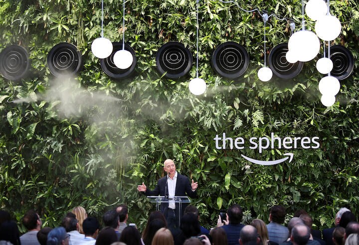 2018年、シアトルの新本社ビル「Amazon Spheres」のオープンを祝うジェフ・ベゾス。この建物は温室構造で、世界中から4万本以上の植物を集めている......  Lindsey Wasson-REUTERS