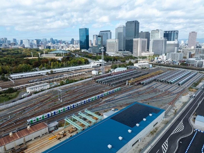 大阪メトロの森之宮検車場。手前の建物の屋根に太陽光発電パネルが見える　Photo: Osaka Metro